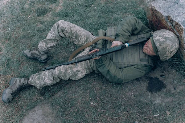 Soldat Blessé Ukrainien Couché Sur Herbe Près Rocher Après Bataille — Photo