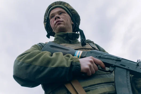 Retrato Soldado Ucraniano Casco Con Rifle Asalto Kalashnikov Contra Fondo — Foto de Stock