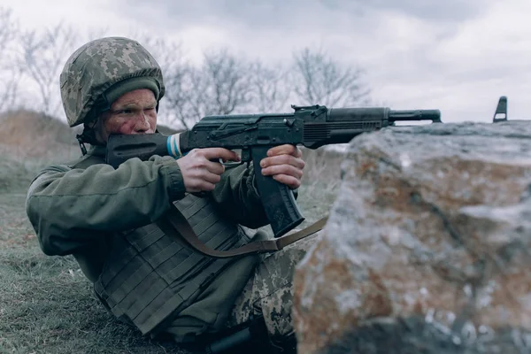 Ukrainischer Soldat Schießt Aus Kalaschnikow Sturmgewehr Auf Russischen Feind Der — Stockfoto