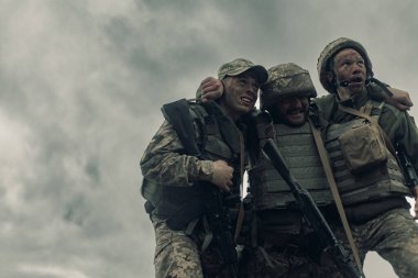 İki Ukraynalı asker, Rus düşmanına karşı savaştan sonra yaralı savaşçıyı sürüklüyor. Ukrayna 'da Rus askeri istilası kavramı. Ukrayna ve Avrupa 'da savaş. Kopyalama alanı olan resim.