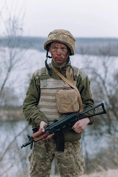 Ukrainska Soldat Står Med Kalashnikov Attack Gevär Sina Händer Mot — Stockfoto