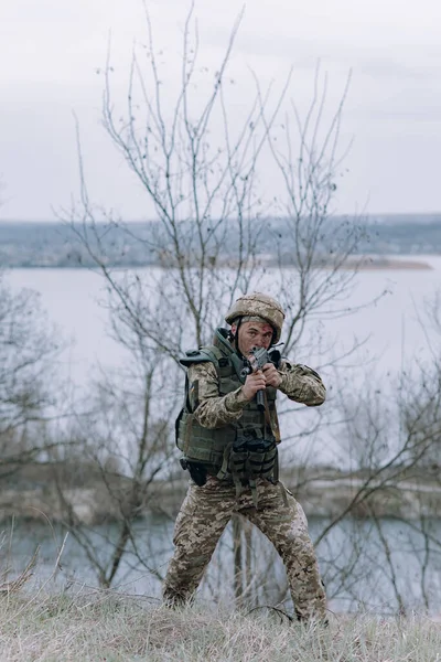 Soldado Ucraniano Apunta Desde Rifle Asalto Kalashnikov Enemigo Ruso Contra — Foto de Stock