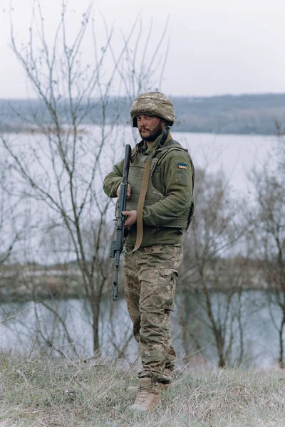 Ukrainska Soldat Står Med Kalashnikov Attack Gevär Sina Händer Mot — Stockfoto