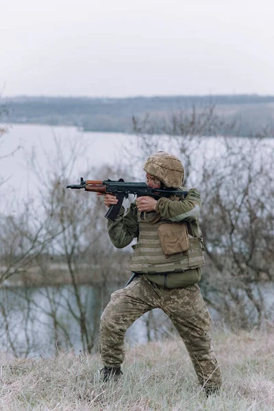 Soldado Ucraniano Apunta Desde Rifle Asalto Kalashnikov Enemigo Ruso Contra — Foto de Stock