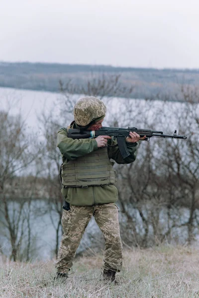 Soldado Ucraniano Apunta Desde Rifle Asalto Kalashnikov Enemigo Ruso Contra — Foto de Stock
