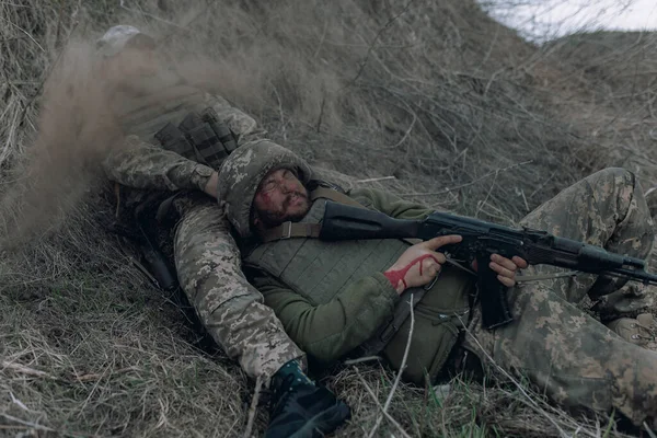 Δύο Ουκρανοί Στρατιώτες Κείτονται Τουφέκια Καλάσνικοφ Στεγνό Γρασίδι Κατά Διάρκεια — Φωτογραφία Αρχείου