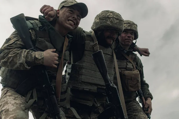 2人のウクライナ兵がロシアの敵との戦いの後に負傷した戦士をドラッグする ウクライナにおけるロシアの軍事侵攻の概念 ウクライナとヨーロッパでの戦争 — ストック写真