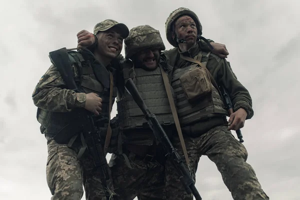 2人のウクライナ兵がロシアの敵との戦いの後に負傷した戦士をドラッグする ウクライナにおけるロシアの軍事侵攻の概念 ウクライナとヨーロッパでの戦争 — ストック写真
