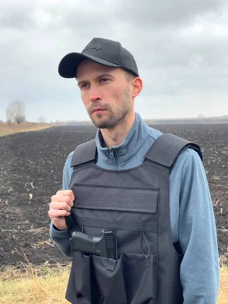 Portrait Jeune Homme Uniforme Casquette Avec Arme Poing Gilet Pare — Photo