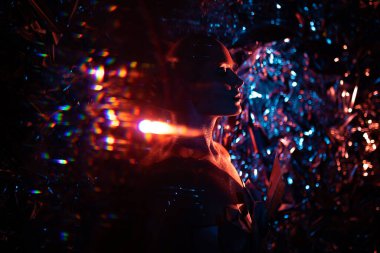 Genç bir kadının kozmik portresi dünya dışı tanrıça portresi. Parlak vücut sanatı ile parıldayan yıldızlara karşı. Kırmızı arka ışıklandırmalı görüntü.