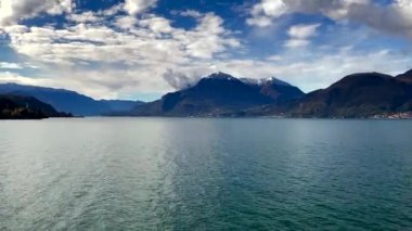 İtalya 'daki Como Gölü' nün panoramik manzarası, pitoresk gökyüzü ve Alpler dağları.
