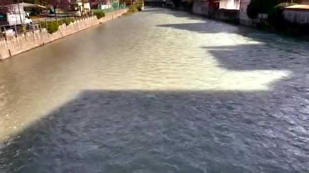 Вид Місто Італії Річкою Через Нього Покриті Снігом Гори Відстані — стокове відео