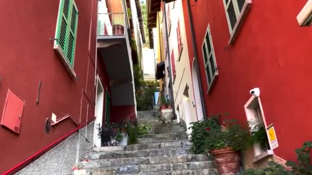 Vue Sur Rue Étroite Ville Italienne Avec Escaliers Pots Fleurs — Video