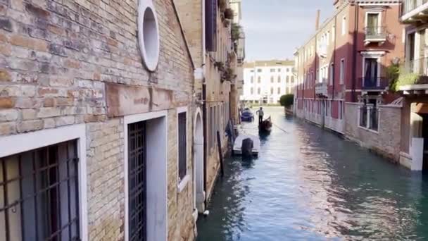 Узкий Канал Улице Венеции Между Домами Плавающим Гондольером Гондоле Расстоянии — стоковое видео