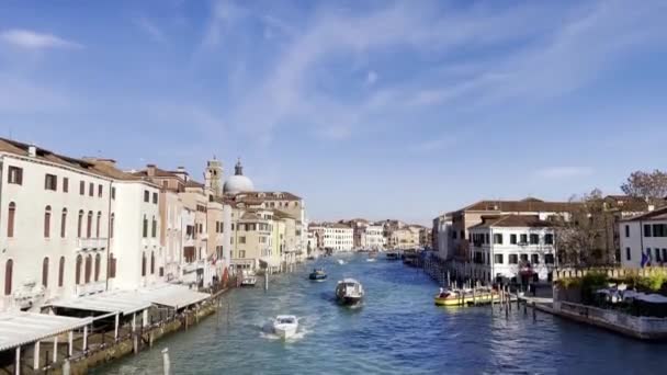 Top Uitzicht Motorboten Passeren Grand Canal Venetië Tegen Een Prachtig — Stockvideo