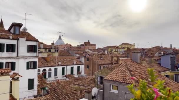 Θέα Στις Στέγες Των Σπιτιών Που Καλύπτονται Από Κόκκινο Κεραμίδι — Αρχείο Βίντεο