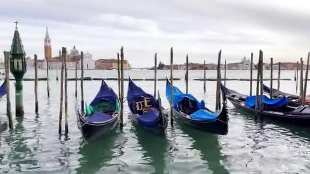 Gôndolas Estacionadas Balançam Nas Ondas Perto Molhe Madeira Fundo Céu — Vídeo de Stock