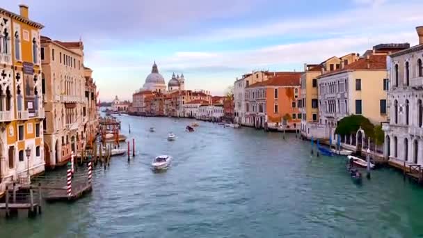 Uitzicht Motorboten Passeren Grand Canal Venetië Tegen Een Prachtig Stadsgezicht — Stockvideo