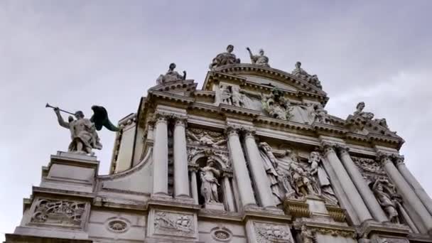 ヴェネツィアのサンタ マリア ゾベニーゴ教会のファサードへの眺め空を背景にしたフレスコ画 彫像や柱 — ストック動画