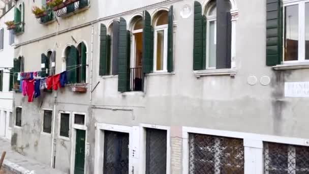 Venice Street Sidewalk Narrow Canal Houses Parked Boats Sides — Stock Video