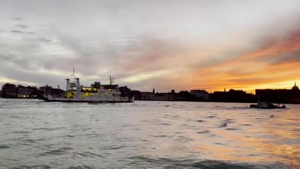 Prachtige Zonsondergang Landschap Met Passeren Schip Motorboot Venetië Tegen Schilderachtige — Stockvideo