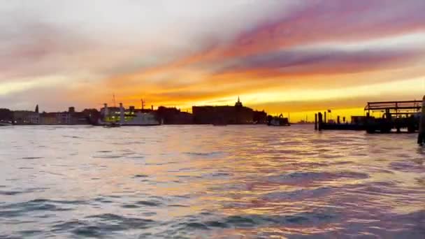 Красивый Закатный Пейзаж Прохождением Корабле Моторных Лодках Венеции Против Живописного — стоковое видео