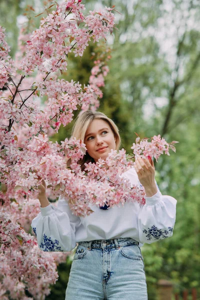 Young Blonde Woman Walks Garden Dressed Ukrainian Embroidered Shirt Enjoys — Stok fotoğraf