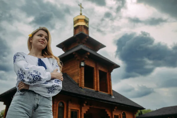 우크라이나 국기가 새겨진 셔츠를 배경으로 십자가와 하늘을 배경으로 — 스톡 사진