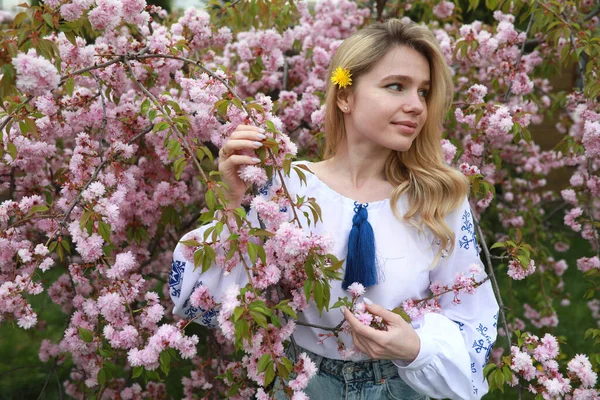 Portrait Young Blonde Woman Blooming Sakura Garden Dressed Ukrainian Embroidered — Fotografia de Stock