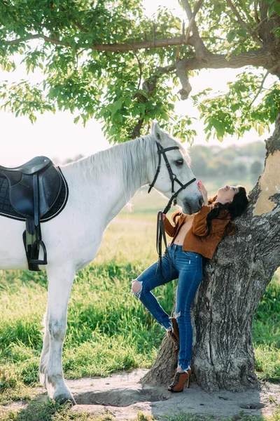 Jovem Mulher Feliz Fica Jaqueta Desabotoada Perto Árvore Segura Cavalo — Fotografia de Stock