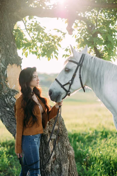 Jovem Mulher Sonhadora Fica Jaqueta Desabotoada Perto Árvore Segura Cavalo — Fotografia de Stock