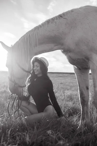 Joven Mujer Sonriente Sienta Hierba Traje Cuerpo Sombrero Sostiene Caballo — Foto de Stock