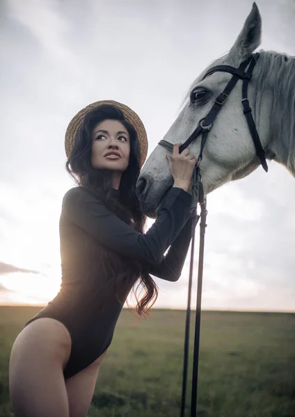 Mladá Zamyšlená Žena Stojí Obleku Klobouku Drží Bílého Koně Uzdu — Stock fotografie