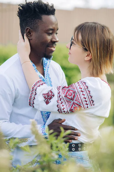 Interracial Par Omfamnar Vår Trädgård Klädd Ukrainska Traditionella Etniska Broderade — Stockfoto