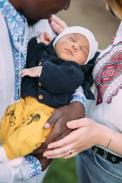 우크라이나 의수를 셔츠를 인종간의 신생아를 인종간의 인종간의 연합에 클로즈업 — 스톡 사진