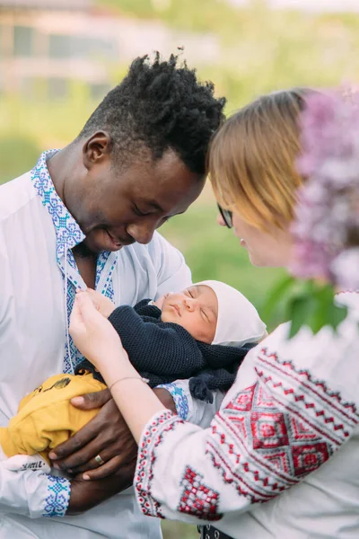 Glad Interracial Familj Klädd Ukrainska Nationella Broderade Skjortor Håller Sitt — Stockfoto