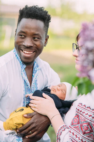 Glad Interracial Familj Klädd Ukrainska Nationella Broderade Skjortor Håller Sitt — Stockfoto