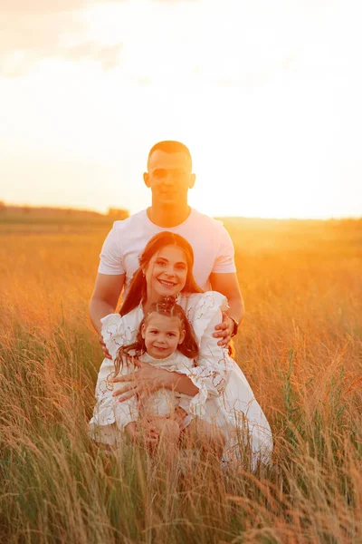 Feliz Familia Joven Con Hija Pequeña Camina Prado Sienta Entre — Foto de Stock