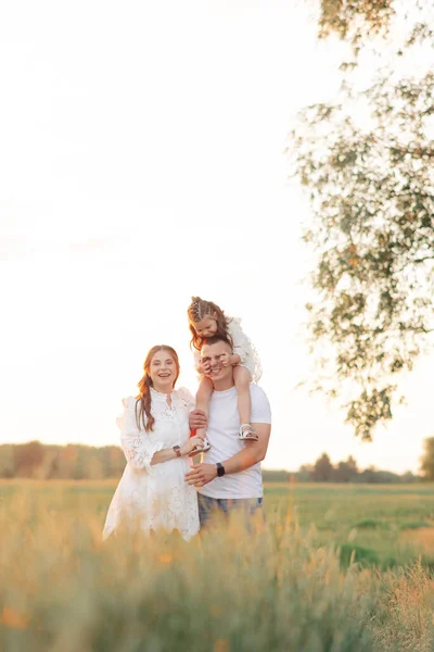 Lycklig Familj Promenader Ängen Och Far Bär Dotter Sina Axlar — Stockfoto