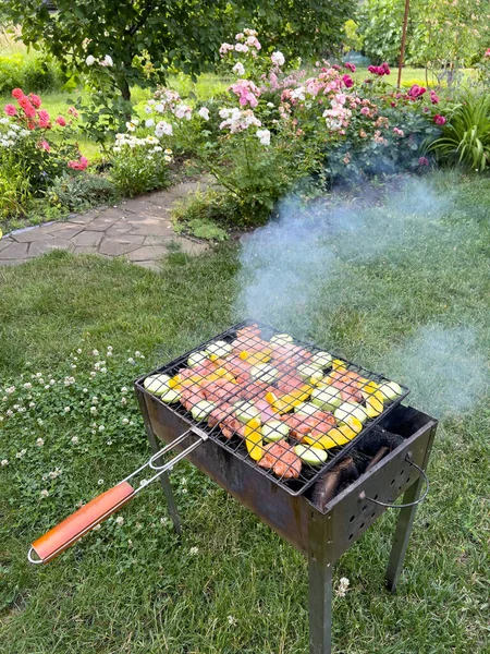 Fleischsteaks Mit Gemüsestücken Werden Auf Gittern Auf Dem Grill Garten — Stockfoto