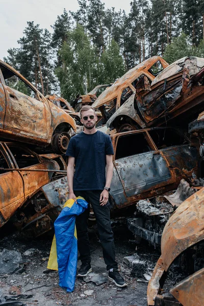 Uomo Con Bandiera Ucraina Erge Contro Cimitero Delle Auto Irpin — Foto Stock