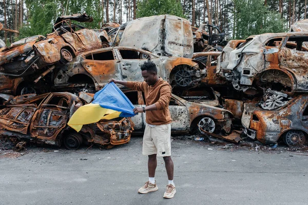 Uomo Africano Con Bandiera Ucraina Erge Contro Cimitero Delle Auto — Foto Stock