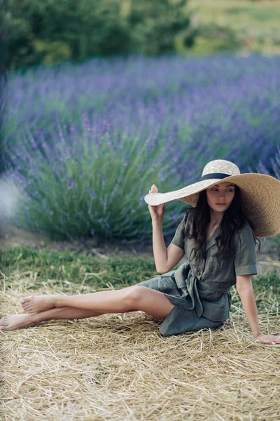 Young Woman Wide Brimmed Hat Sits Straw Rests Lavender Field — Stock fotografie