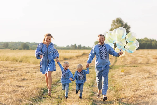 Happy Parents Two Twins Sons Have Fun Run Meadow Air — Fotografia de Stock