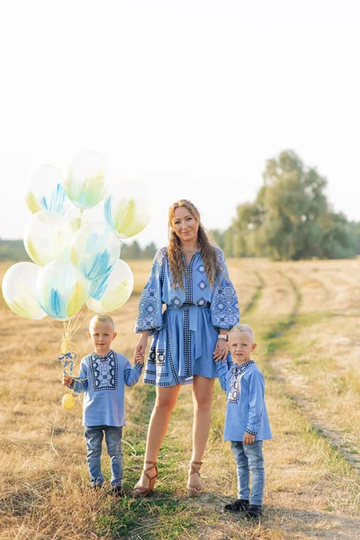Happy Mother Two Twins Sons Walk Meadow Air Balloons Dressed — Fotografia de Stock