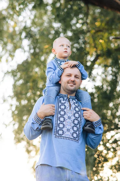 Happy Father Carries His Son His Shoulders Walk Park Dressed — Fotografia de Stock