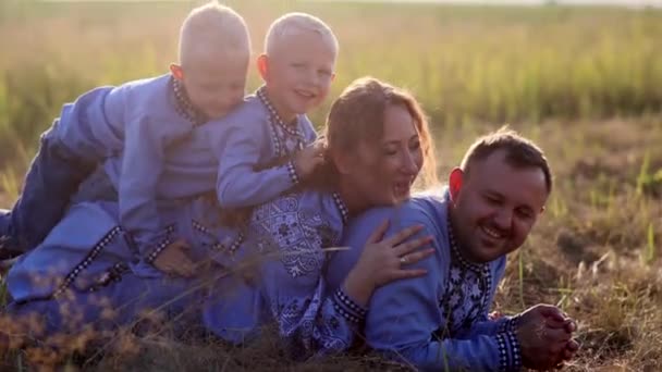 Gelukkige Ouders Met Hun Twee Tweelingzonen Hebben Plezier Liggen Elkaar — Stockvideo