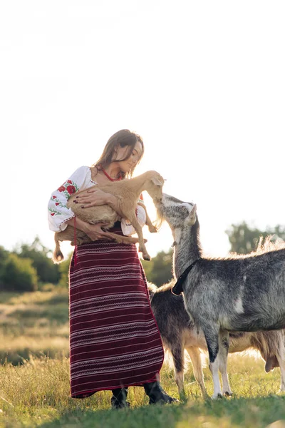 Young Ukrainian Woman Holds Goatling Her Arms Traditional National Embroidered — Fotografia de Stock