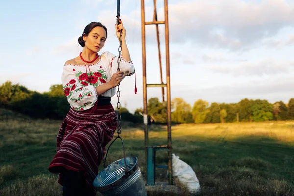 Young Ukrainian Woman Stands Traditional National Embroidered Shirt Skirt Draws — 스톡 사진