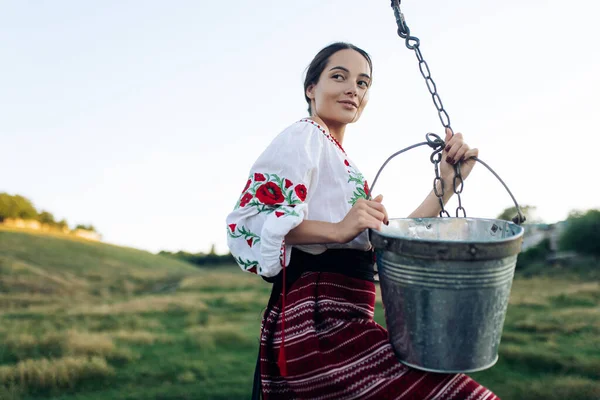 Young Ukrainian Woman Stands Traditional National Embroidered Shirt Skirt Draws — 스톡 사진